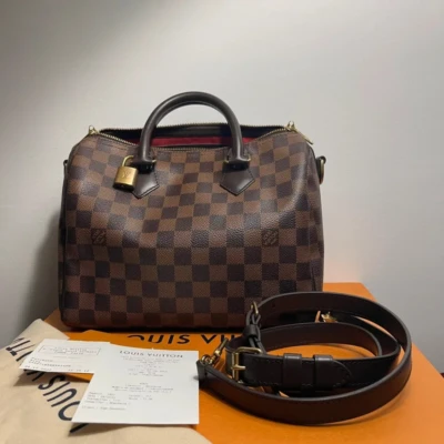 Louis Vuitton speedy 25 bandoulière damier ébène. SAC DE LUXE DE SECONDE MAIN AUTHENTIQUE CERTIFICAT D'AUTHENTICITE ENTRUPY. SAC DE LUXE D'OCCASION PAS CHER.