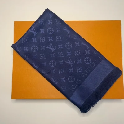 Louis Vuitton châle monogram classic marine. SAC DE LUXE DE SECONDE MAIN AUTHENTIQUE CERTIFICAT D'AUTHENTICITE ENTRUPY. SAC DE LUXE D'OCCASION PAS CHER.