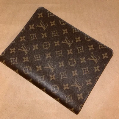 Louis Vuitton couverture pour agenda de bureau monogram. SAC DE LUXE DE SECONDE MAIN AUTHENTIQUE CERTIFICAT D'AUTHENTICITE ENTRUPY. SAC DE LUXE D'OCCASION PAS CHER.