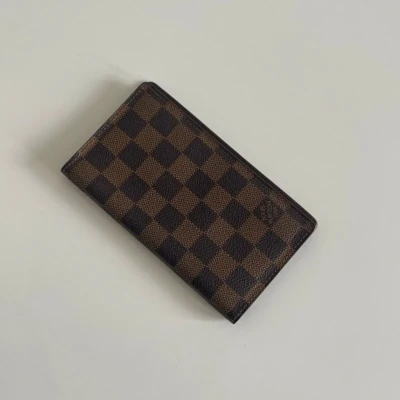 Louis Vuitton couverture pour agenda de poche damier ébène. SAC DE LUXE DE SECONDE MAIN AUTHENTIQUE CERTIFICAT D'AUTHENTICITE ENTRUPY. SAC DE LUXE D'OCCASION PAS CHER.