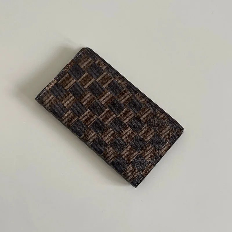 Louis Vuitton couverture pour agenda de poche damier ébène. SAC DE LUXE DE SECONDE MAIN AUTHENTIQUE CERTIFICAT D'AUTHENTICITE ENTRUPY. SAC DE LUXE D'OCCASION PAS CHER.
