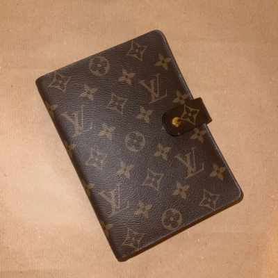 Louis Vuitton couverture pour agenda MM monogram. SAC DE LUXE DE SECONDE MAIN AUTHENTIQUE CERTIFICAT D'AUTHENTICITE ENTRUPY. SAC DE LUXE D'OCCASION PAS CHER.