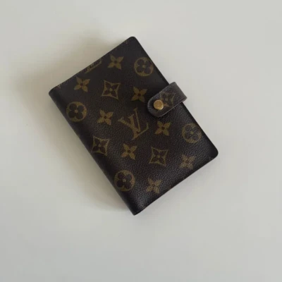Louis Vuitton Couverture pour agenda PM monogram. SAC DE LUXE DE SECONDE MAIN AUTHENTIQUE CERTIFICAT D'AUTHENTICITE ENTRUPY. SAC DE LUXE D'OCCASION PAS CHER.
