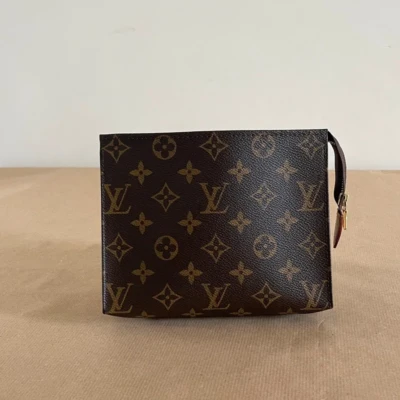 Louis Vuitton poche toilette 19 monogram. SAC DE LUXE DE SECONDE MAIN AUTHENTIQUE CERTIFICAT D'AUTHENTICITE ENTRUPY. SAC DE LUXE D'OCCASION PAS CHER.