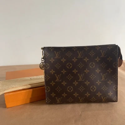 Louis Vuitton poche toilette 26 monogram. SAC DE LUXE DE SECONDE MAIN AUTHENTIQUE CERTIFICAT D'AUTHENTICITE ENTRUPY. SAC DE LUXE D'OCCASION PAS CHER.