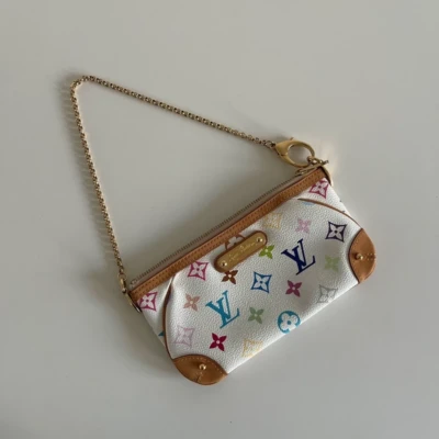 Louis Vuitton pochette Milla monogram multicolore Takashi Murakami. SAC DE LUXE DE SECONDE MAIN AUTHENTIQUE CERTIFICAT D'AUTHENTICITE ENTRUPY. SAC DE LUXE D'OCCASION PAS CHER.