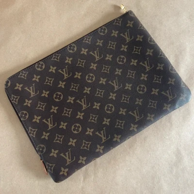 Louis Vuitton pochette pour ordinateur monogram. SAC DE LUXE DE SECONDE MAIN AUTHENTIQUE CERTIFICAT D'AUTHENTICITE ENTRUPY. SAC DE LUXE D'OCCASION PAS CHER.