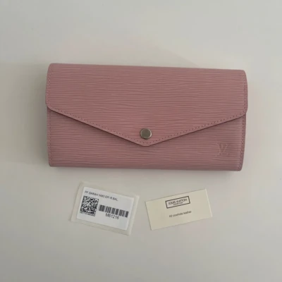 Louis Vuitton portefeuille Sarah en cuir épi ballerine. SAC DE LUXE DE SECONDE MAIN AUTHENTIQUE CERTIFICAT D'AUTHENTICITE ENTRUPY. SAC DE LUXE D'OCCASION PAS CHER.