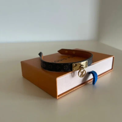 Louis Vuitton bracelet logomania monogram 19. Bijoux de luxe de seconde main authentique; bijouterie LV