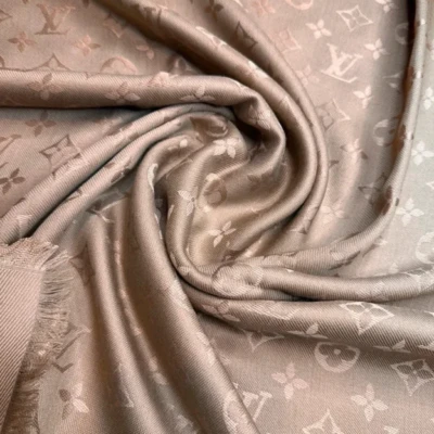 Louis Vuitton châle monogram classic caramel LUXE DE SECONDE MAIN AUTHENTIQUE CERTIFICAT D'AUTHENTICITE ENTRUPY. SAC DE LUXE D'OCCASION PAS CHER.