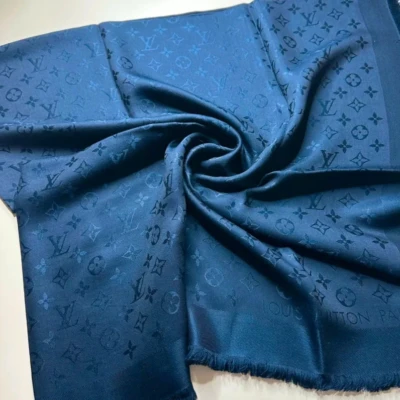 Louis Vuitton châle monogram classic marine LUXE DE SECONDE MAIN AUTHENTIQUE CERTIFICAT D'AUTHENTICITE ENTRUPY. SAC DE LUXE D'OCCASION PAS CHER.
