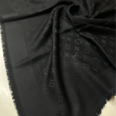 Louis Vuitton châle monogram classic noir LUXE DE SECONDE MAIN AUTHENTIQUE CERTIFICAT D'AUTHENTICITE ENTRUPY. SAC DE LUXE D'OCCASION PAS CHER.