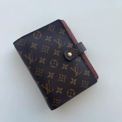 Louis Vuitton couverture pour agenda MM monogram. SAC DE LUXE DE SECONDE MAIN AUTHENTIQUE CERTIFICAT D'AUTHENTICITE ENTRUPY. SAC DE LUXE D'OCCASION PAS CHER.