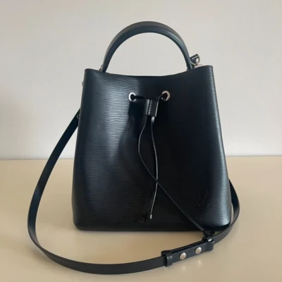 Louis Vuitton néonoe en cuir épi noir sac de luxe de seconde main authentique. certificat d'authenticité entrupy