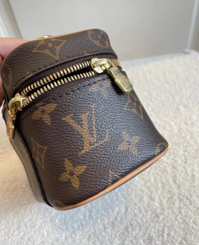 Louis Vuitton Nice nano en toile monogram. SAC DE LUXE DE SECONDE MAIN AUTHENTIQUE CERTIFICAT D'AUTHENTICITE ENTRUPY. SAC DE LUXE D'OCCASION PAS CHER.