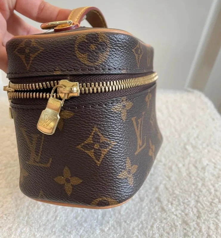 Louis Vuitton Nice nano en toile monogram. SAC DE LUXE DE SECONDE MAIN AUTHENTIQUE CERTIFICAT D'AUTHENTICITE ENTRUPY. SAC DE LUXE D'OCCASION PAS CHER.