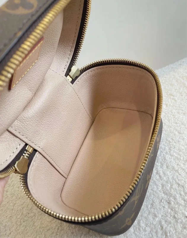Louis Vuitton Nice nano en toile monogram. SAC DE LUXE DE SECONDE MAIN AUTHENTIQUE CERTIFICAT D'AUTHENTICITE ENTRUPY. SAC DE LUXE D'OCCASION PAS CHER.
