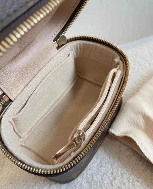 Louis Vuitton Nice nano en toile monogram. SAC DE LUXE DE SECONDE MAIN AUTHENTIQUE CERTIFICAT D'AUTHENTICITE ENTRUPY. SAC DE LUXE D'OCCASION PAS CHER.