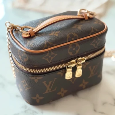 Louis Vuitton Nice nano en toile monogram. SAC DE LUXE DE SECONDE MAIN AUTHENTIQUE CERTIFICAT D'AUTHENTICITE ENTRUPY. SAC DE LUXE D'OCCASION PAS CHER.