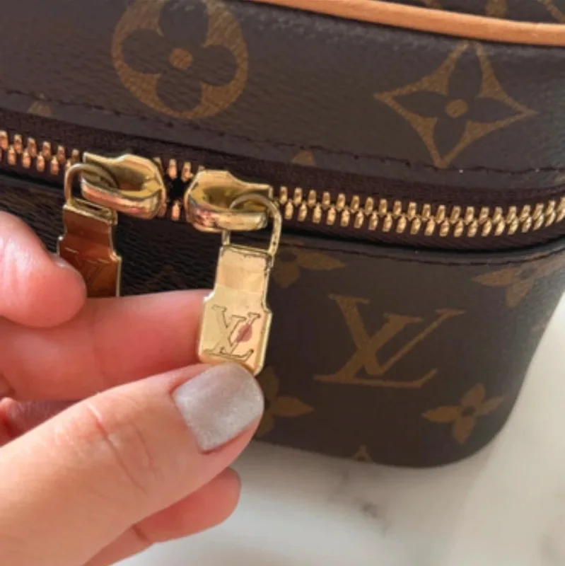 Louis Vuitton Nice nano en toile monogram. SAC DE LUXE DE SECONDE MAIN AUTHENTIQUE CERTIFICAT D'AUTHENTICITE ENTRUPY. SAC DE LUXE D'OCCASION PAS CHER.