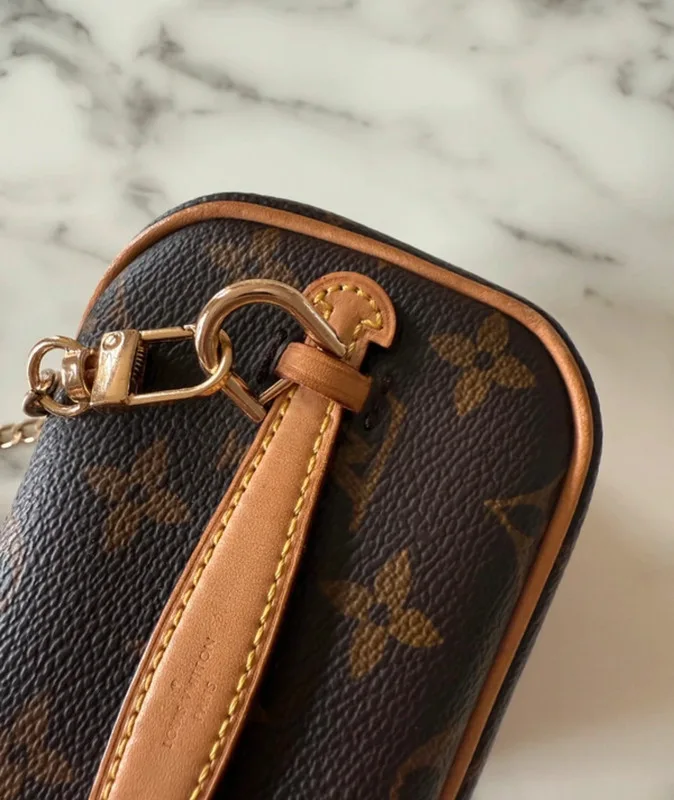 Louis Vuitton Nice nano en toile monogram. SAC DE LUXE DE SECONDE MAIN AUTHENTIQUE CERTIFICAT D'AUTHENTICITE ENTRUPY. SAC DE LUXE D'OCCASION PAS CHER.