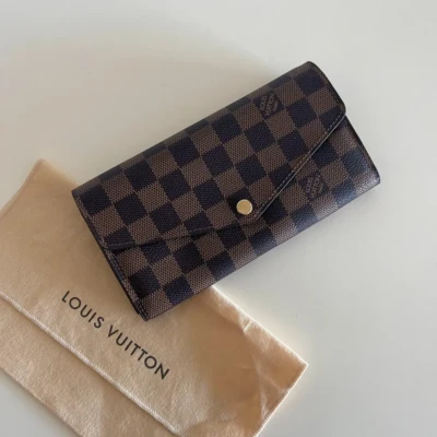 Louis Vuitton portefeuille Sarah damier ébène. SAC DE LUXE DE SECONDE MAIN AUTHENTIQUE CERTIFICAT D'AUTHENTICITE ENTRUPY. SAC DE LUXE D'OCCASION PAS CHER.