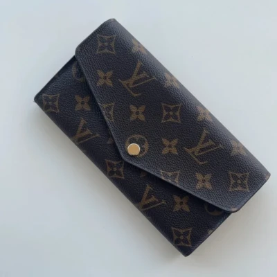 Louis Vuitton portefeuille Sarah intérieur pivoine SAC DE LUXE DE SECONDE MAIN AUTHENTIQUE CERTIFICAT D'AUTHENTICITE ENTRUPY. SAC DE LUXE D'OCCASION PAS CHER.
