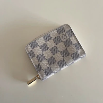 Louis Vuitton portefeuille zippy damier azur. sac et petite maroquinerie de luxe de seconde main authentique. certificat d'authenticité entrupy