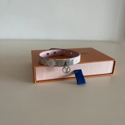 Louis Vuitton bracelet logomania monogram blanc & lilas FULL SET LUXE DE SECONDE MAIN AUTHENTIQUE CERTIFICAT D'AUTHENTICITE ENTRUPY. SAC DE LUXE D'OCCASION PAS CHER. bijouterie bijoux de luxe de seconde main