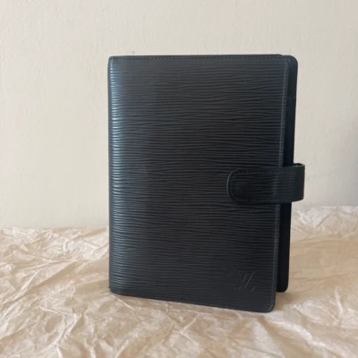 Louis vuitton couverture pour agenda MM cuir epi noir LUXE DE SECONDE MAIN AUTHENTIQUE CERTIFICAT D'AUTHENTICITE ENTRUPY. SAC DE LUXE D'OCCASION PAS CHER.