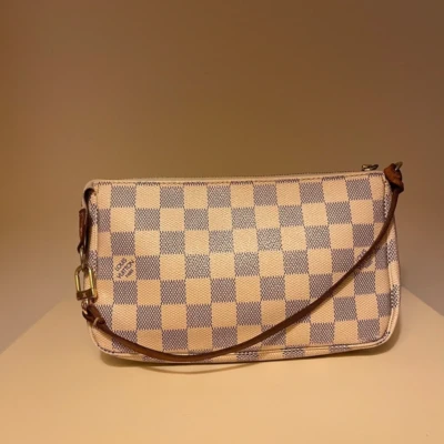 Louis Vuitton pochette accessoires damier azur SAC DE LUXE DE SECONDE MAIN AUTHENTIQUE CERTIFICAT D'AUTHENTICITE ENTRUPY. SAC DE LUXE D'OCCASION PAS CHER.