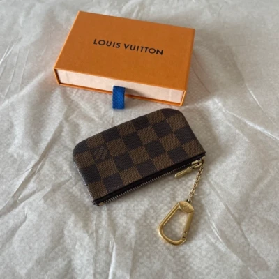 Louis Vuitton pochette-clés damier ébène LUXE DE SECONDE MAIN AUTHENTIQUE CERTIFICAT D'AUTHENTICITE ENTRUPY. SAC DE LUXE D'OCCASION PAS CHER.