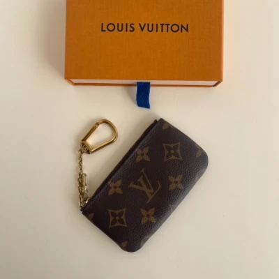 Louis Vuitton pochette clés en toile monogram. SAC DE LUXE DE SECONDE MAIN AUTHENTIQUE CERTIFICAT D'AUTHENTICITE ENTRUPY. SAC DE LUXE D'OCCASION PAS CHER.