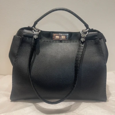 Fendi peekaboo en cuir noir selleria GM vintage SAC DE LUXE DE SECONDE MAIN AUTHENTIQUE CERTIFICAT D'AUTHENTICITE ENTRUPY. SAC DE LUXE D'OCCASION PAS CHER.