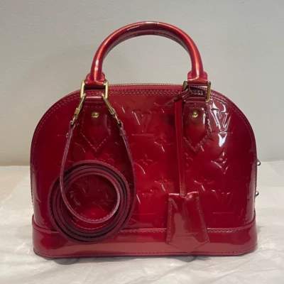 Louis Vuitton Alma BB en cuir verni bordeaux SAC DE LUXE DE SECONDE MAIN AUTHENTIQUE CERTIFICAT D'AUTHENTICITE ENTRUPY. SAC DE LUXE D'OCCASION PAS CHER.