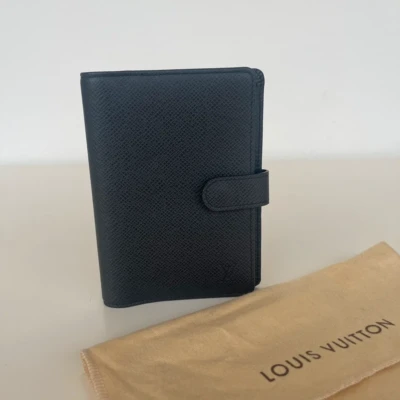 Louis Vuitton couverture pour agenda PM en cuir taiga LUXE DE SECONDE MAIN AUTHENTIQUE. SAC DE LUXE D'OCCASION PAS CHER