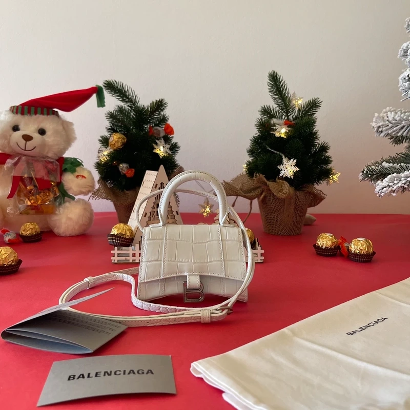 Balenciaga mini hourglass en cuir embossé blanc SAC DE LUXE DE SECONDE MAIN AUTHENTIQUE CERTIFICAT D'AUTHENTICITE ENTRUPY. SAC DE LUXE D'OCCASION PAS CHER. LOUIS VUITTON FULL SET
