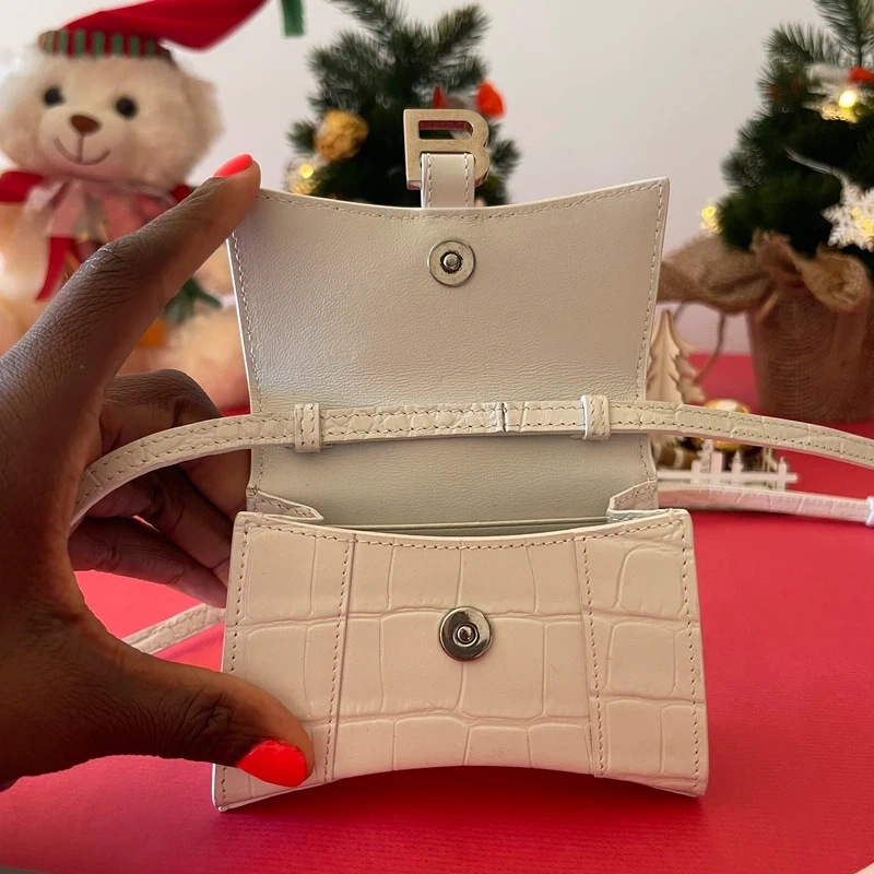 Balenciaga mini hourglass en cuir embossé blanc SAC DE LUXE DE SECONDE MAIN AUTHENTIQUE CERTIFICAT D'AUTHENTICITE ENTRUPY. SAC DE LUXE D'OCCASION PAS CHER. LOUIS VUITTON FULL SET