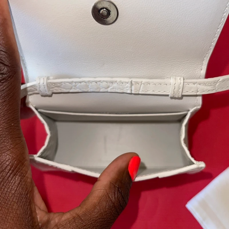 Balenciaga mini hourglass en cuir embossé blanc SAC DE LUXE DE SECONDE MAIN AUTHENTIQUE CERTIFICAT D'AUTHENTICITE ENTRUPY. SAC DE LUXE D'OCCASION PAS CHER. LOUIS VUITTON FULL SET