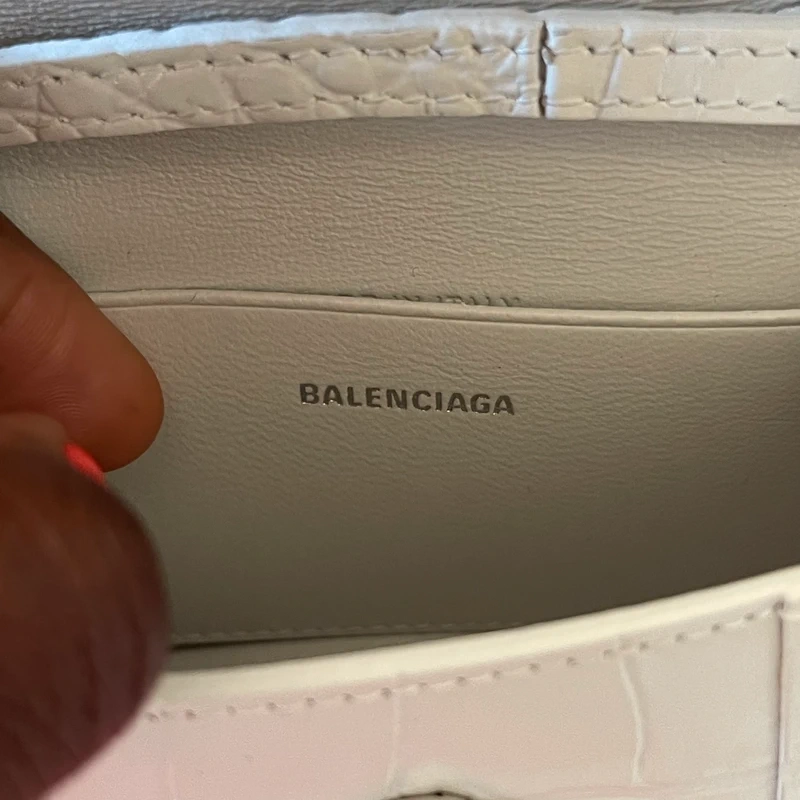 Balenciaga mini hourglass en cuir embossé blanc SAC DE LUXE DE SECONDE MAIN AUTHENTIQUE CERTIFICAT D'AUTHENTICITE ENTRUPY. SAC DE LUXE D'OCCASION PAS CHER. LOUIS VUITTON FULL SET