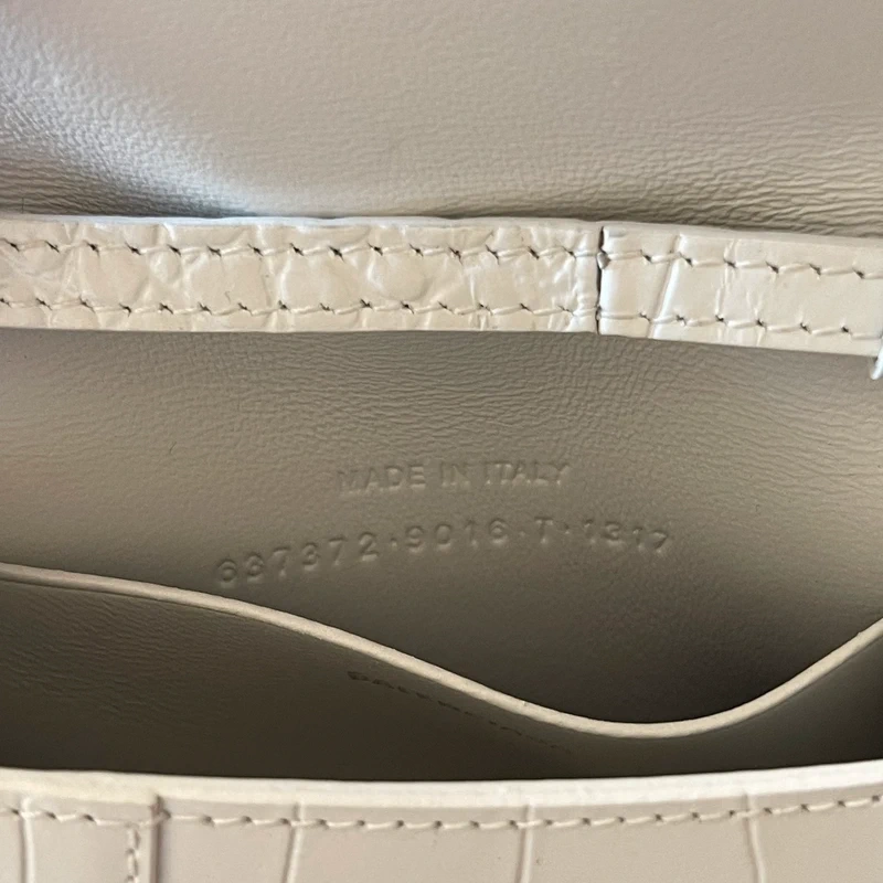 Balenciaga mini hourglass en cuir embossé blanc SAC DE LUXE DE SECONDE MAIN AUTHENTIQUE CERTIFICAT D'AUTHENTICITE ENTRUPY. SAC DE LUXE D'OCCASION PAS CHER. LOUIS VUITTON FULL SET