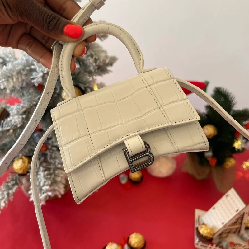 Balenciaga mini hourglass en cuir embossé blanc SAC DE LUXE DE SECONDE MAIN AUTHENTIQUE CERTIFICAT D'AUTHENTICITE ENTRUPY. SAC DE LUXE D'OCCASION PAS CHER. LOUIS VUITTON FULL SET