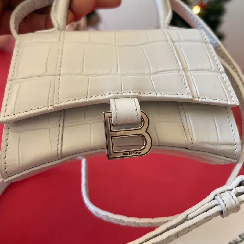 Balenciaga mini hourglass en cuir embossé blanc SAC DE LUXE DE SECONDE MAIN AUTHENTIQUE CERTIFICAT D'AUTHENTICITE ENTRUPY. SAC DE LUXE D'OCCASION PAS CHER. LOUIS VUITTON FULL SET