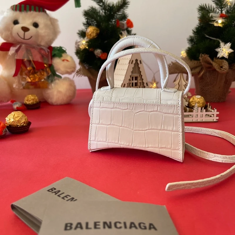 Balenciaga mini hourglass en cuir embossé blanc SAC DE LUXE DE SECONDE MAIN AUTHENTIQUE CERTIFICAT D'AUTHENTICITE ENTRUPY. SAC DE LUXE D'OCCASION PAS CHER. LOUIS VUITTON FULL SET