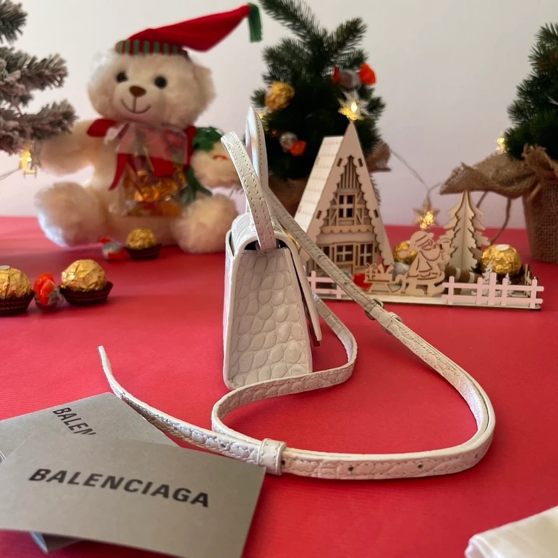 Balenciaga mini hourglass en cuir embossé blanc SAC DE LUXE DE SECONDE MAIN AUTHENTIQUE CERTIFICAT D'AUTHENTICITE ENTRUPY. SAC DE LUXE D'OCCASION PAS CHER. LOUIS VUITTON FULL SET