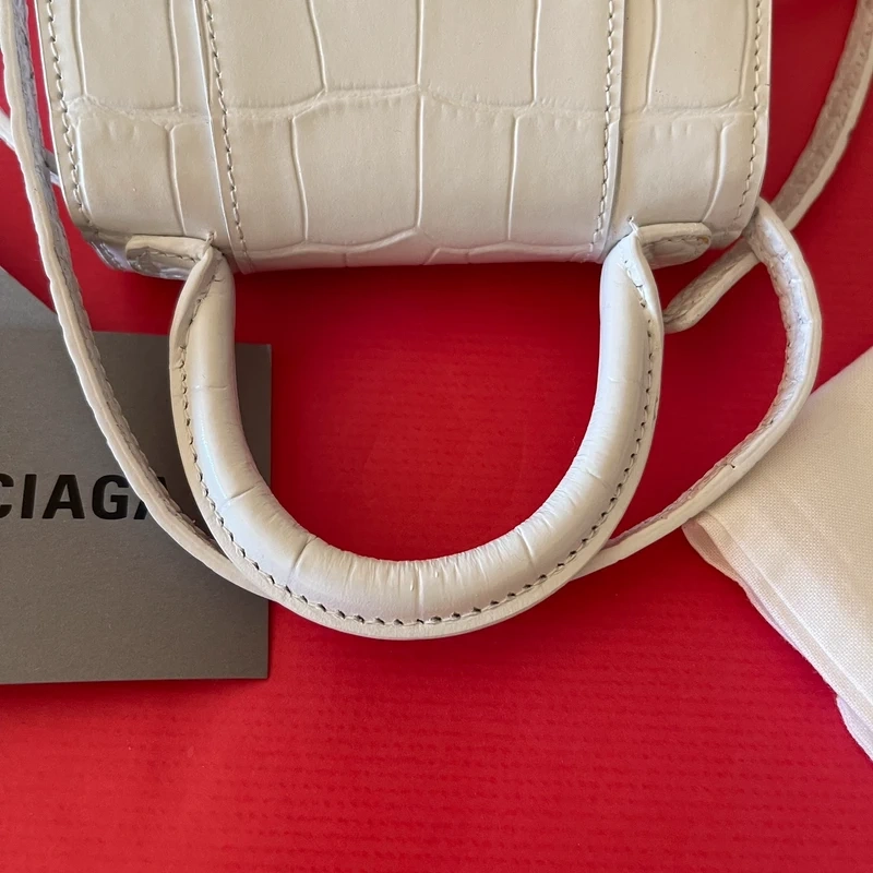 Balenciaga mini hourglass en cuir embossé blanc SAC DE LUXE DE SECONDE MAIN AUTHENTIQUE CERTIFICAT D'AUTHENTICITE ENTRUPY. SAC DE LUXE D'OCCASION PAS CHER. LOUIS VUITTON FULL SET