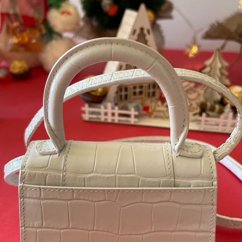 Balenciaga mini hourglass en cuir embossé blanc SAC DE LUXE DE SECONDE MAIN AUTHENTIQUE CERTIFICAT D'AUTHENTICITE ENTRUPY. SAC DE LUXE D'OCCASION PAS CHER. LOUIS VUITTON FULL SET