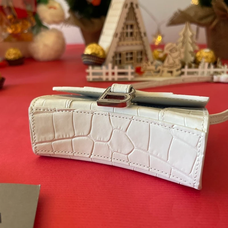 Balenciaga mini hourglass en cuir embossé blanc SAC DE LUXE DE SECONDE MAIN AUTHENTIQUE CERTIFICAT D'AUTHENTICITE ENTRUPY. SAC DE LUXE D'OCCASION PAS CHER. LOUIS VUITTON FULL SET