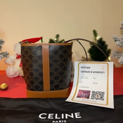 Celine sac triomphe seau PM en toile et cuir SAC DE LUXE DE SECONDE MAIN AUTHENTIQUE CERTIFICAT D'AUTHENTICITE ENTRUPY. SAC DE LUXE D'OCCASION PAS CHER. Céline FULL SET