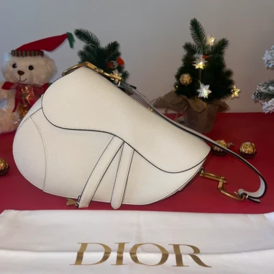 DIOR saddle en cuir de veau grainé latte SAC DE LUXE DE SECONDE MAIN AUTHENTIQUE CERTIFICAT D'AUTHENTICITE ENTRUPY. SAC DE LUXE D'OCCASION PAS CHER. LOUIS VUITTON FULL SET
